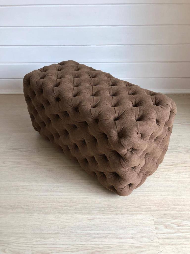 панели с каретной стяжкой из ткани коричневого оттенка