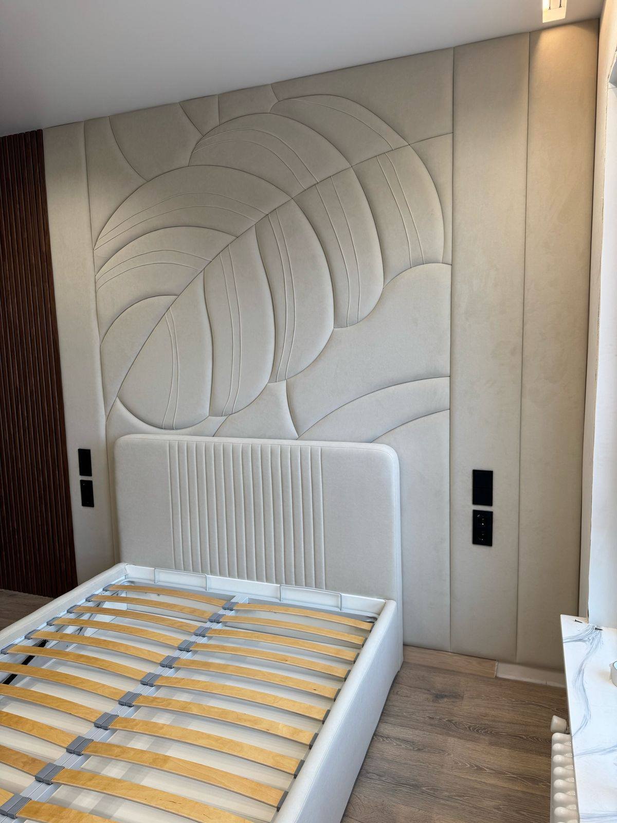 мягкие панели для спальни из экокожи бежевого оттенка